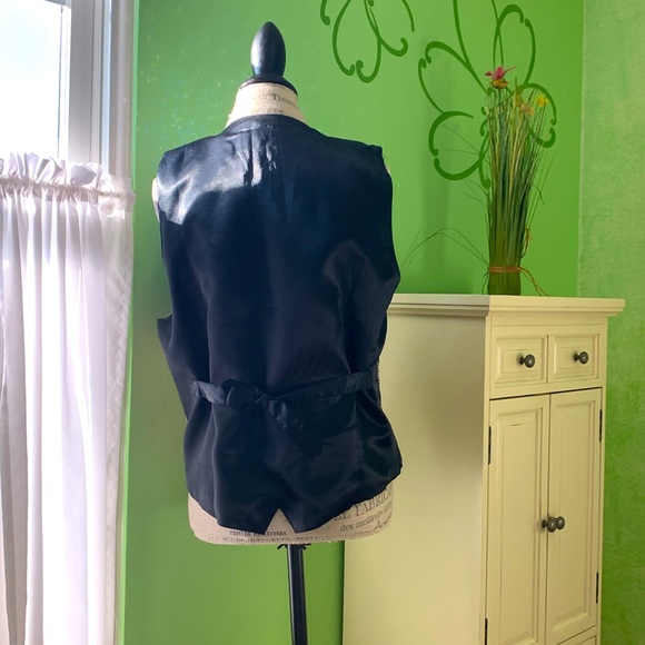 Celebrate 4th of July 🇺🇸 in style with a star spangled sequined vest. - Picture 4 of 7